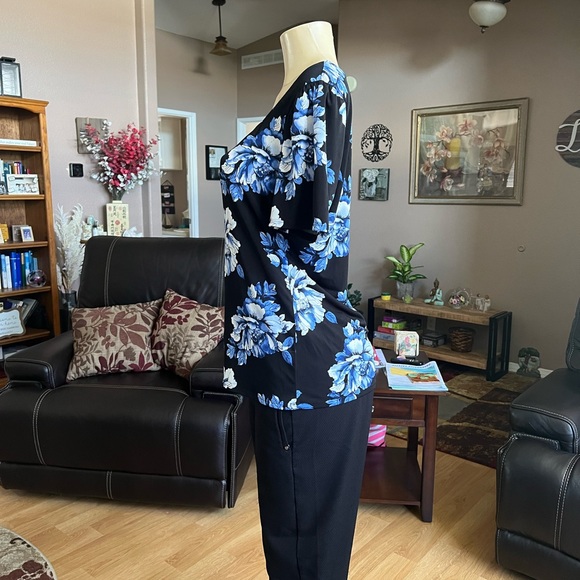 WHBM blue, black & white short sleeve blouse-size L - Picture 3 of 10